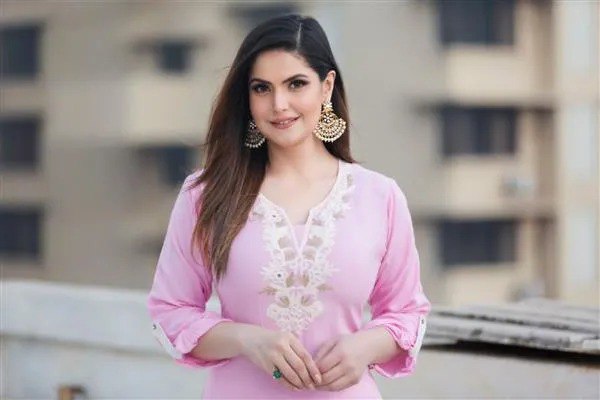 Actor Zareen Khan Ka Arrest Warrant Issue Kiya Kolkata Court Ne