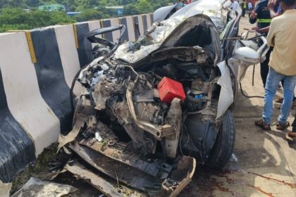 Bada Accident Mumbai Pune Expressway Par Container Palti Hua Jiske Cahpet Me 5 Gaadiyan Aayi 2 Dead 4 Injured