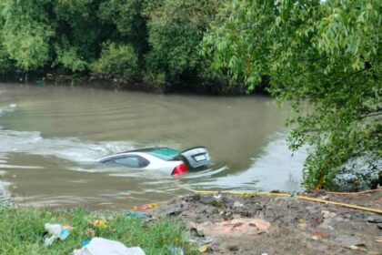 Car lekar 1 shaks Khaadi me dooba Locals ne bachayi jaan at Kolshet Thane West