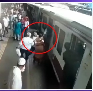 Chalti Local Train Se Girte Hue Mahila Ko Bachaya GRP Ke Jawan Ne At Dadar