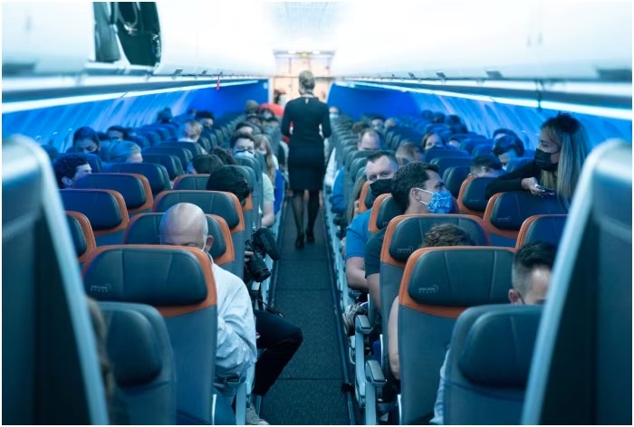 Flight Me Secretly Air Hostess Ka Video Record Kar Social Media Par Upload Karne Wale Passenger Ke Khilaf Mahila Ayog Ki Notice
