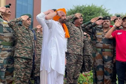Indore 77th Independence Day Par Sunny Deol Ne Mhow Me Infantry Research Center Jaakar National Flag Lehraya