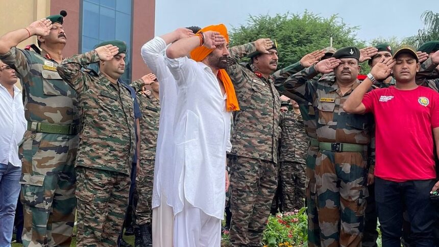 Indore 77th Independence Day Par Sunny Deol Ne Mhow Me Infantry Research Center Jaakar National Flag Lehraya