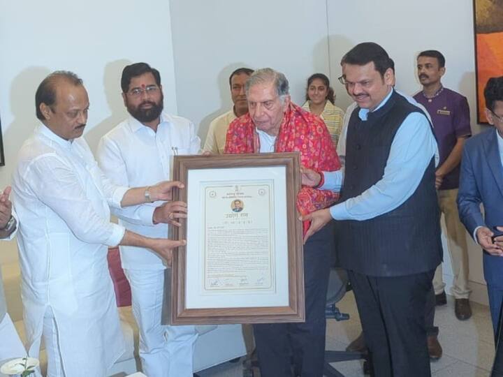 Industrialist Ratan Tata ko Udyog Ratna Award se sammanit kiya Maharashtra CM aur Deputy CMs ne