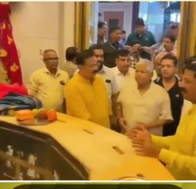 Lalu Prasad Yadav Apne Bete Tejaswi Ke Sath Siddhi Vinayak Temple Gaye Darshan Karne