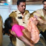 Mumbai Police Ne Injured Buzurg Mahila Ko Godi Me Utha Kar Hospital Pohanchaya