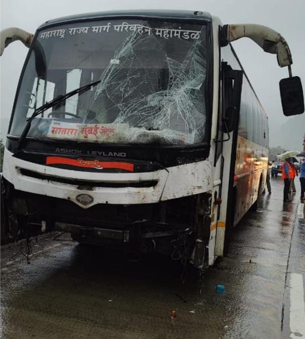 Mumbai Pune Expressway Shivshahi Bus takrai Truck Container se No Injurey reported