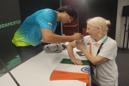 Neeraj Chopra Ki Female Fan Ne Indian National Flag Par Autograph Manga Lekin Unhone Ne Flag Ka Sammaan Karte Hue Saaf Inkaar Kiya