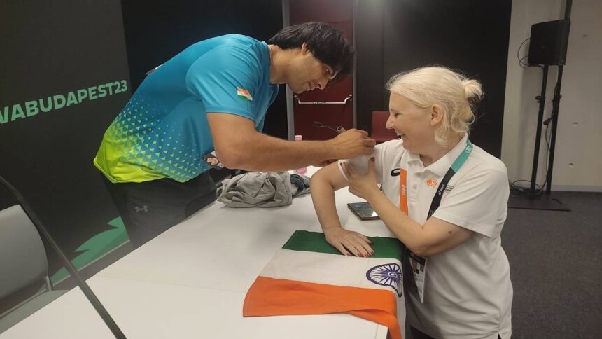 Neeraj Chopra Ki Female Fan Ne Indian National Flag Par Autograph Manga Lekin Unhone Ne Flag Ka Sammaan Karte Hue Saaf Inkaar Kiya