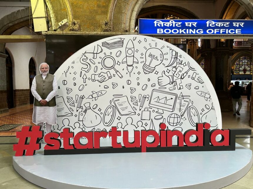 PM Modi Ke Sath Selfie Lo Mumbai CSMT Station Par Startup India Selfie Point Banaya Gaya