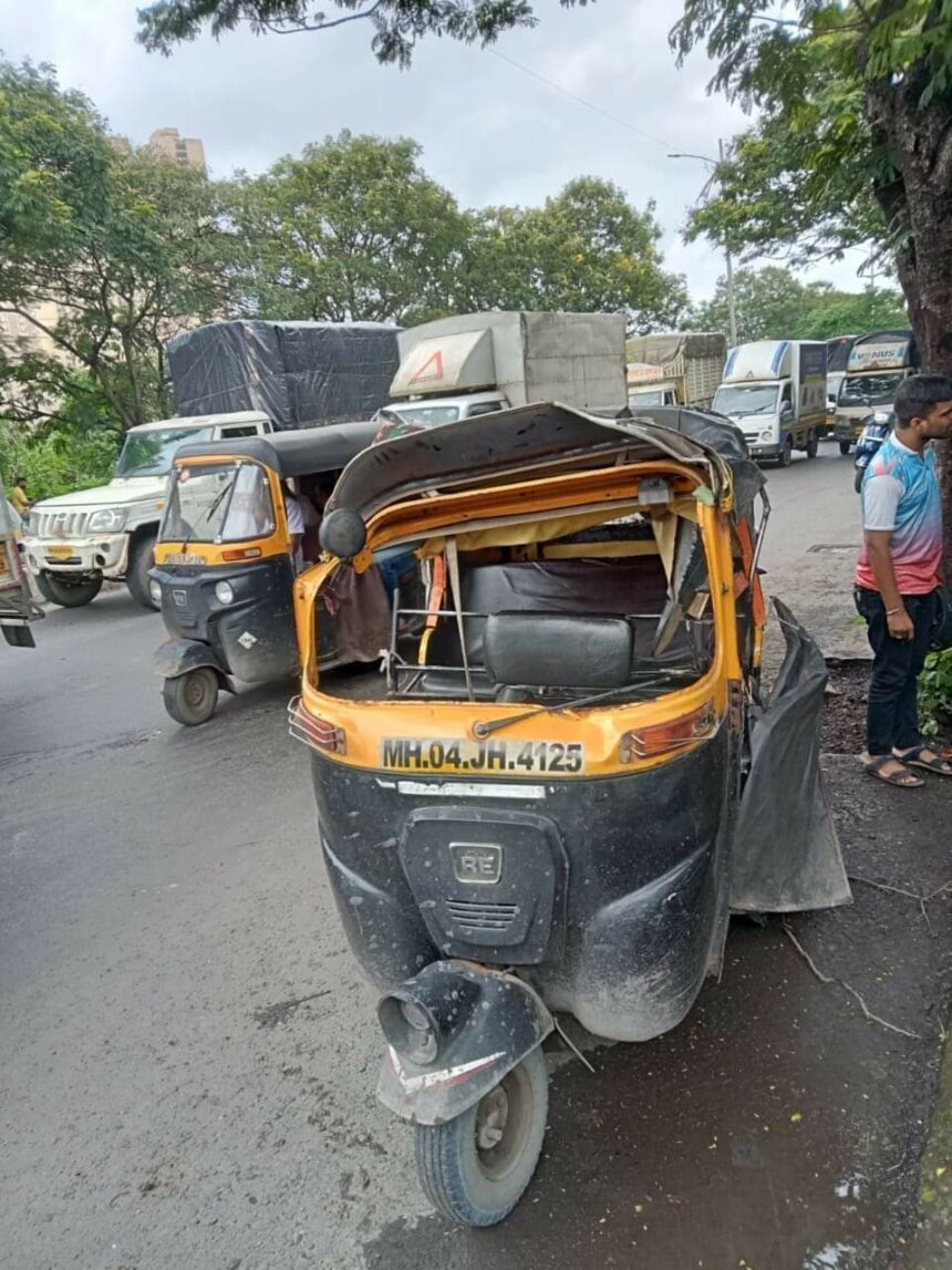 Rickshaw Chalate Waqt Chakkar Aayi Aur Auto Palti Hua Total 6 Imjured At Rabodi Saket Road Thane