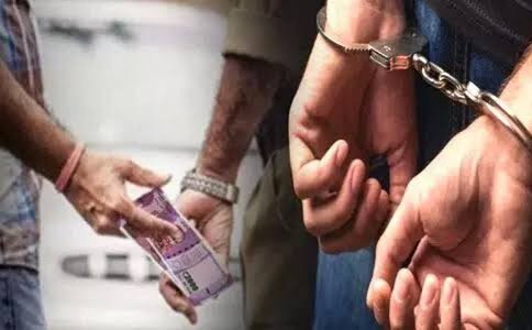 Rishwat 9000 Lete Hue TMC Ke Clerk Sahit 2 Arrested By Anti Corruption Bureau Thane At Mumbra