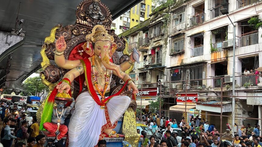 5 Mobile Chor Ko Pakda Kala Chowki Police Ne Chinchpoklicha Chintamani Ganesh Aagman Ki Bheed Me Churaya Tha Mobile