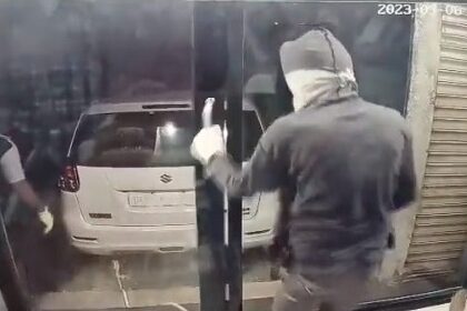 ATM Tod Diye Car Se Rassi Bandhkar Police Spot Par Pohanchi Loot Hui Fail At Beed Video Viral