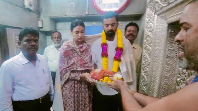 Cricketer KL Rahul Aur Athiya Shetty Pohche Bengaluru Ke Ghati Subramanya Swamy Mandir