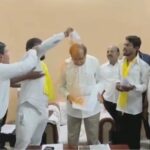 Haldi Phenka BJP Leader Par Dhangar Samaj Ke Arakashn Ki Maang Karte Hue At Solapur