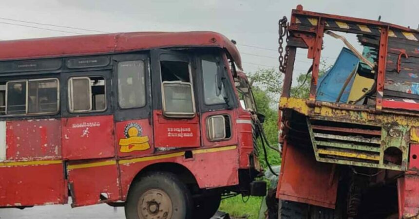 MSRTC bus Truck se takrai at Palghar 55 Passengers injured hue jisme school students bhi shamil they