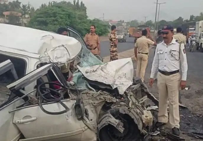 Mumbai Ahmedabad Highway road accident me 3 logon ki death 2 injured hue at Vasai