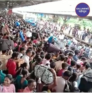 Ratnagiri Ke Liye Train Pakdne Logon Ki Bheed Umad Padi At Diva Ganpati Festival Rush