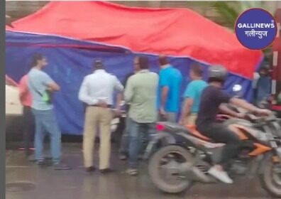Rustom Baugh Mai Film Ki Shooting Par Bawal Footpath Par Tent Aur Vanity Van Road Par Park Karne Ko Le Kar Par Objection