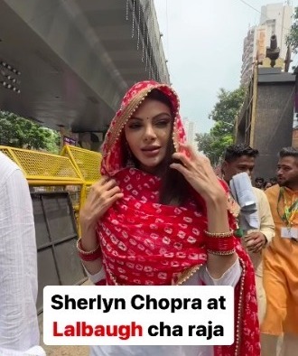 Sharlyn Chopra Pohchi Lalbaugcha Raja Ganesh Ji Ke Darshan Karne mumbai Bollywoodnews bollywood filmygalli lalbaugcharaja ganesh darshan bollywoodupdates