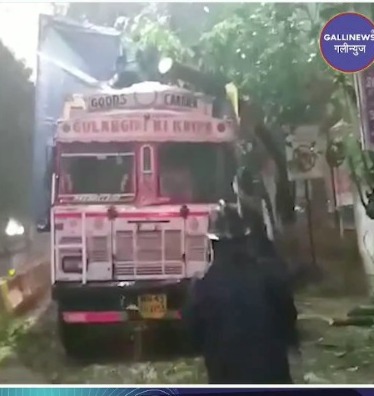 Tree Fall Truck Container Par Jhaad Gira Opposite Vivana Mall Thane
