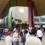iPhone 15 Launch In India Mumbai BKC Ke Apple Store Me 1 5 Lakh Ka Mobile Lene Ke Liye Line Lagi