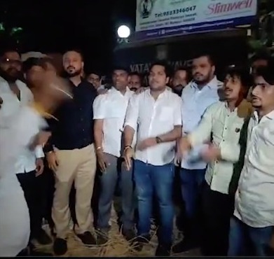 BJYM Mumbai Ka Protest Penguine Sena Hay Hay Ke Naare Lagaye Gaye Putla Banakar Chappal Se Maara