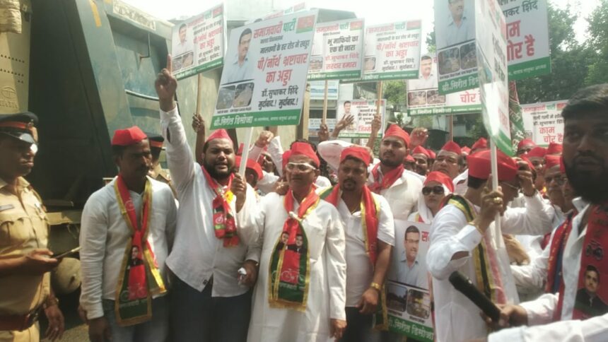 BMC ke khilaf Samajwadi Party ka protest Road Paani Kachra problem solve kare BMC Malad P North Ward