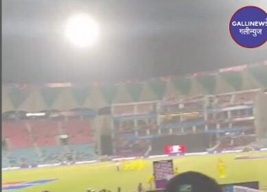 Bada Se Banner Gira World Cup Cricket Match Ke Dauran Tez Hawa Chalne Se At Lucknow Stadium
