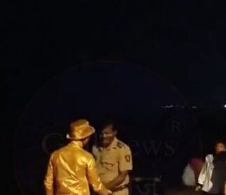 Bandra Gold Man Par Allegedly Mumbai Police Ka Atyachar At Bandstand