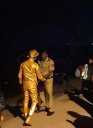 Bandra Gold Man Par Allegedly Mumbai Police Ka Atyachar At Bandstand