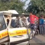 School Bus Aur Van Ki takkar Me 4 Students Sahit 5 Logon Ki Death Hui 16 Injured Hue At Budaun Uttar Pardesh