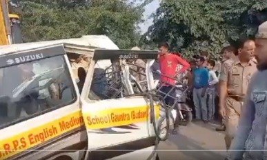 School Bus Aur Van Ki takkar Me 4 Students Sahit 5 Logon Ki Death Hui 16 Injured Hue At Budaun Uttar Pardesh
