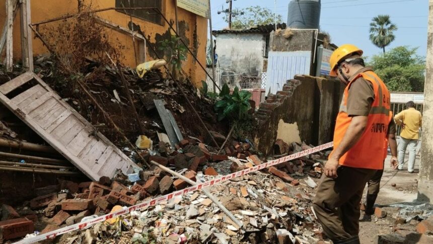 Compound Wall Collapse hone se 4 Gaadiyan Damage hui at Kalwa Thane