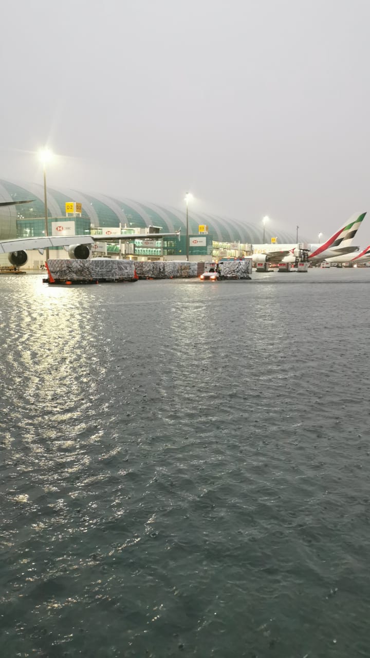 Dubai Airport par Water Logging Bahut si flight cancel aur divert hui Kharab mausam ke chalte