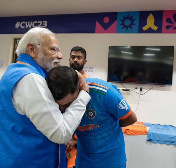 Mohammed Shami ko gale lagate hue PM Modi ki photo hui Viral Team India ke Dressing room me pihanche Narendra Modi