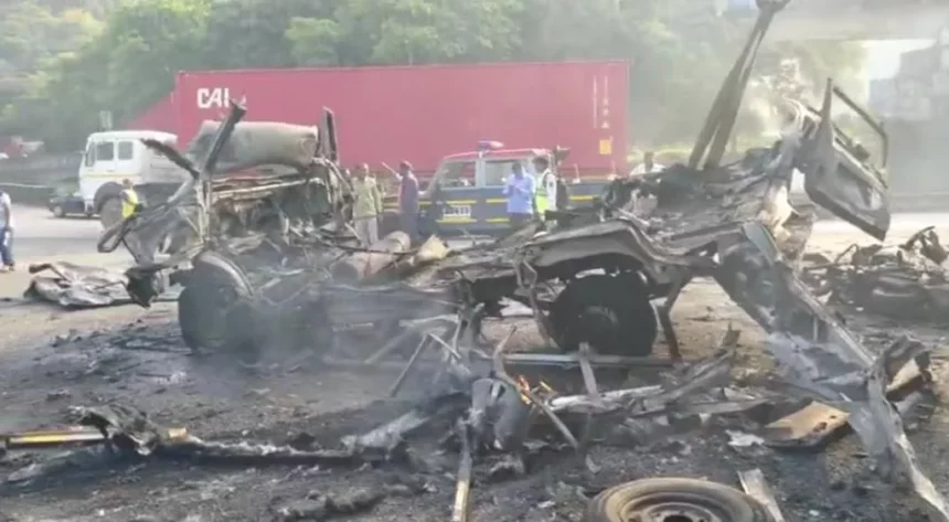 Blast in Ambulance - Oxygen Cylinder me blast hone se Buzurg mahila Patient  ki death hui at Mumbai Pune Expressway - GalliNews India