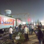 Suheldev Express Train Engine sahit Coaches Patri se uatar gaye at Pryagraj Junction Uttar Pardesh Sab passengers safe hain