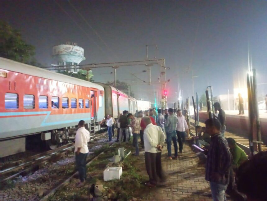 Suheldev Express Train Engine sahit Coaches Patri se uatar gaye at Pryagraj Junction Uttar Pardesh Sab passengers safe hain