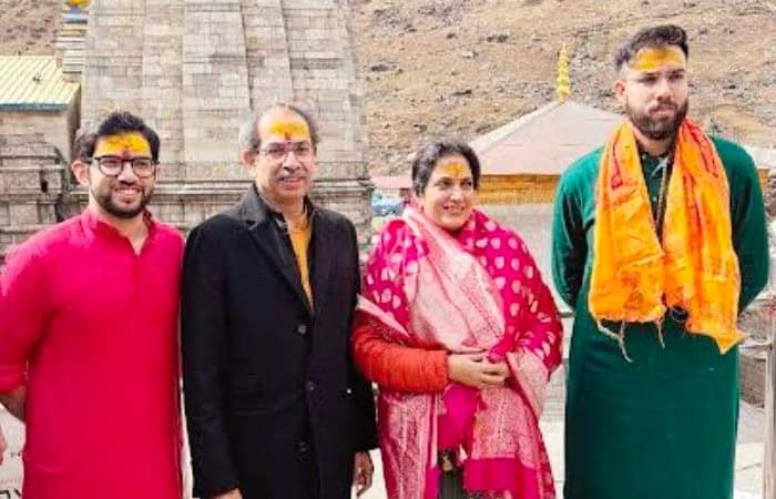 Uddhav Thackeray Parivar Ke Sath Kedarnath Aur Badrinath Temple Yatra Par Gaye Mandir Ke Bahar Jai Maharashtra Ke Naare Lage