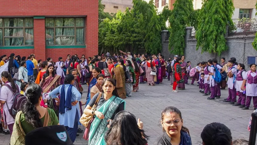 Bomb Threat - Gujarat Ahmedabad Ki Bahut Si Schools Ko Bomb Se Udaane ...