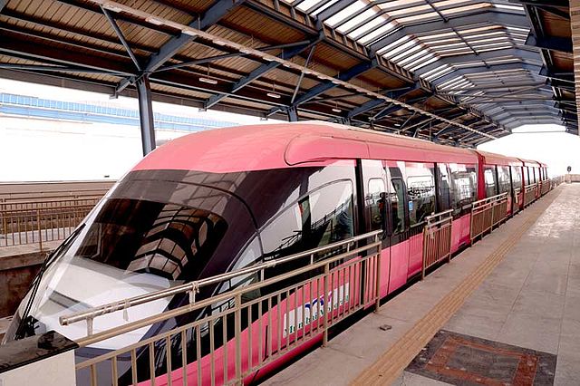 640px Mumbai Monorail train at platform