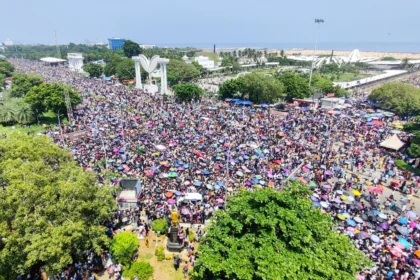 crowd of lakhs large 1121 21