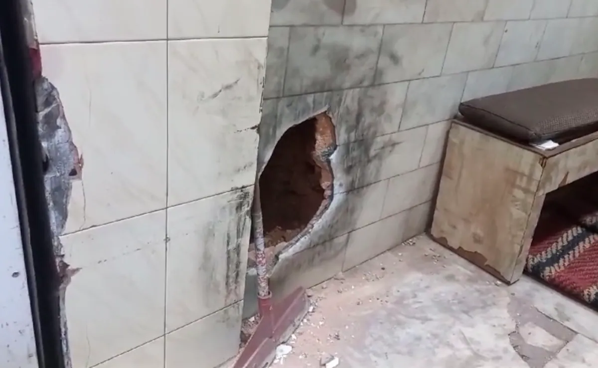 Jewellery Showroom Loot Liya, Bazu Ki Shop Se Drilling Se Wall Me Hole Karke Entry Ki Gayi Thi At Delhi