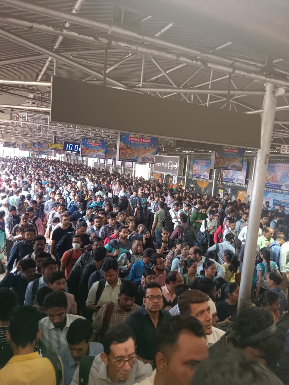 Mumbai Metro 1 – Ghatkopar Versova Ke Beech Technical Gadbad, Station Par Bheed Badhi, Mumbaikar Pareshan
