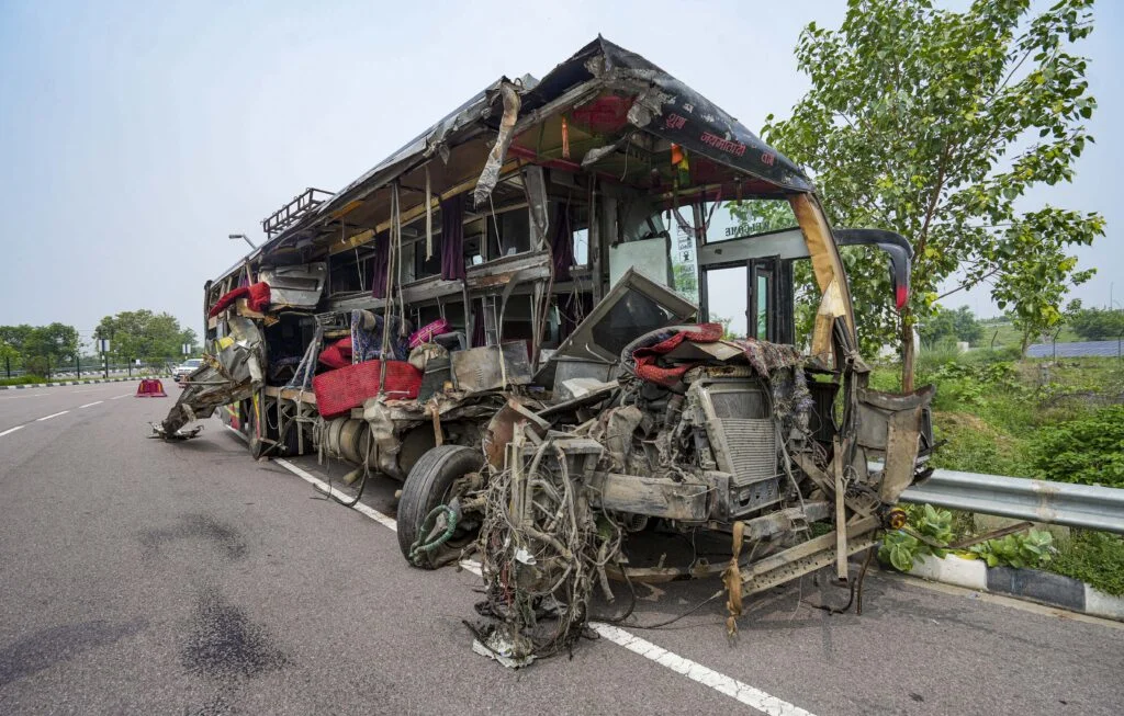 Bus Ki Milk Tanker Se Takkar Hui, 18 Death, 25 Log Injured Hue, Uttar Pradesh Ke Unnao Me Hua Haadsa
