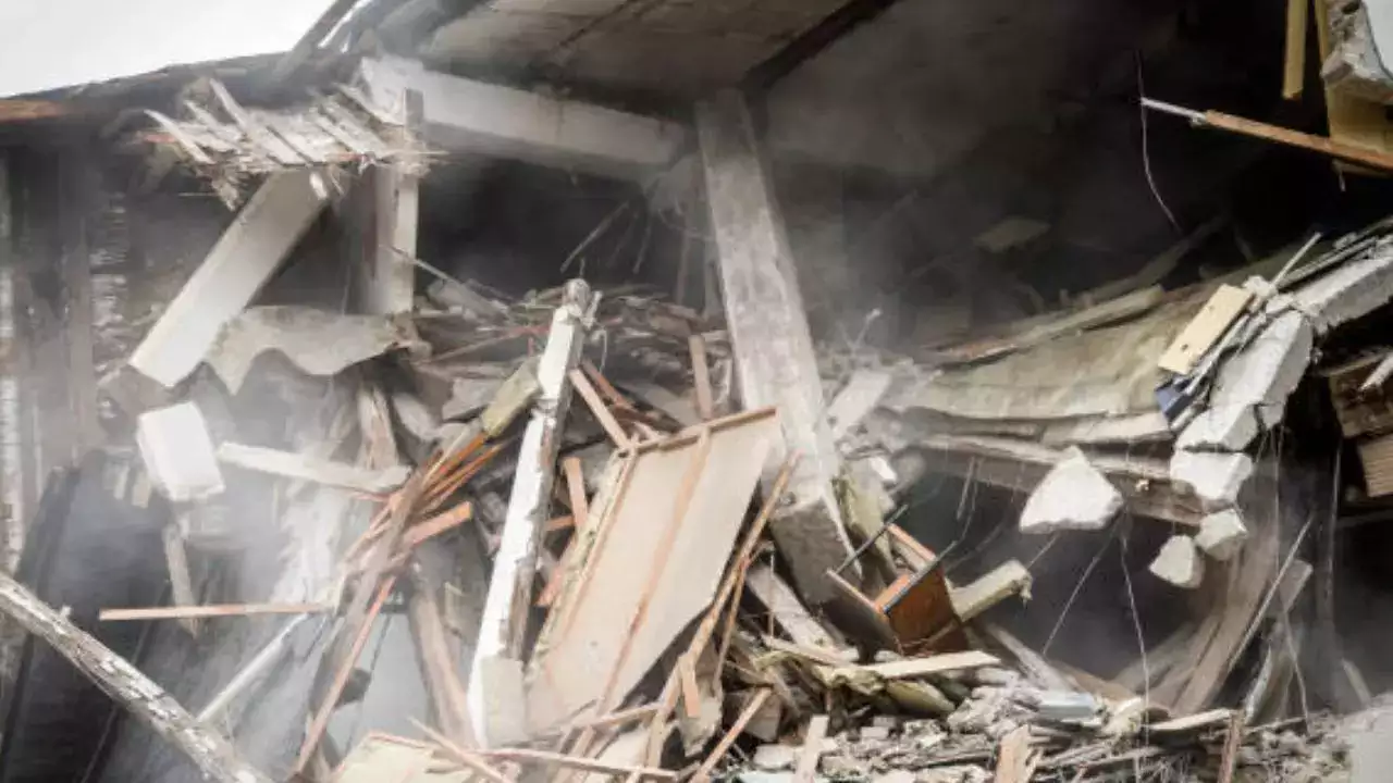 Vacated Building ka slab girne se 1 Mahila labour ki death hui 1 Mahila injured hui at Mahilm