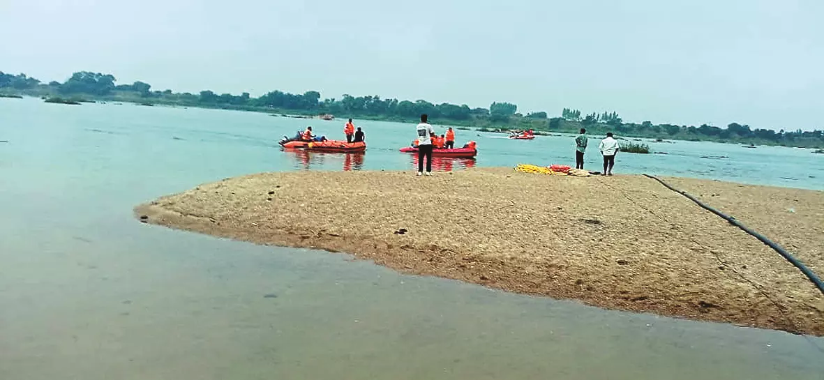 Alibaug Me Boat Palti Hui, Khanderi Fort Ghumne Gaye 20 Log Paani Me Gire, All Is Well Now