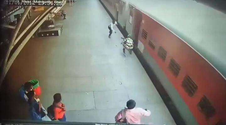 Chalti Train Se Gire Passenger Ki Jaan Bachaya MSF Ke Jawan Ne At Pune Station